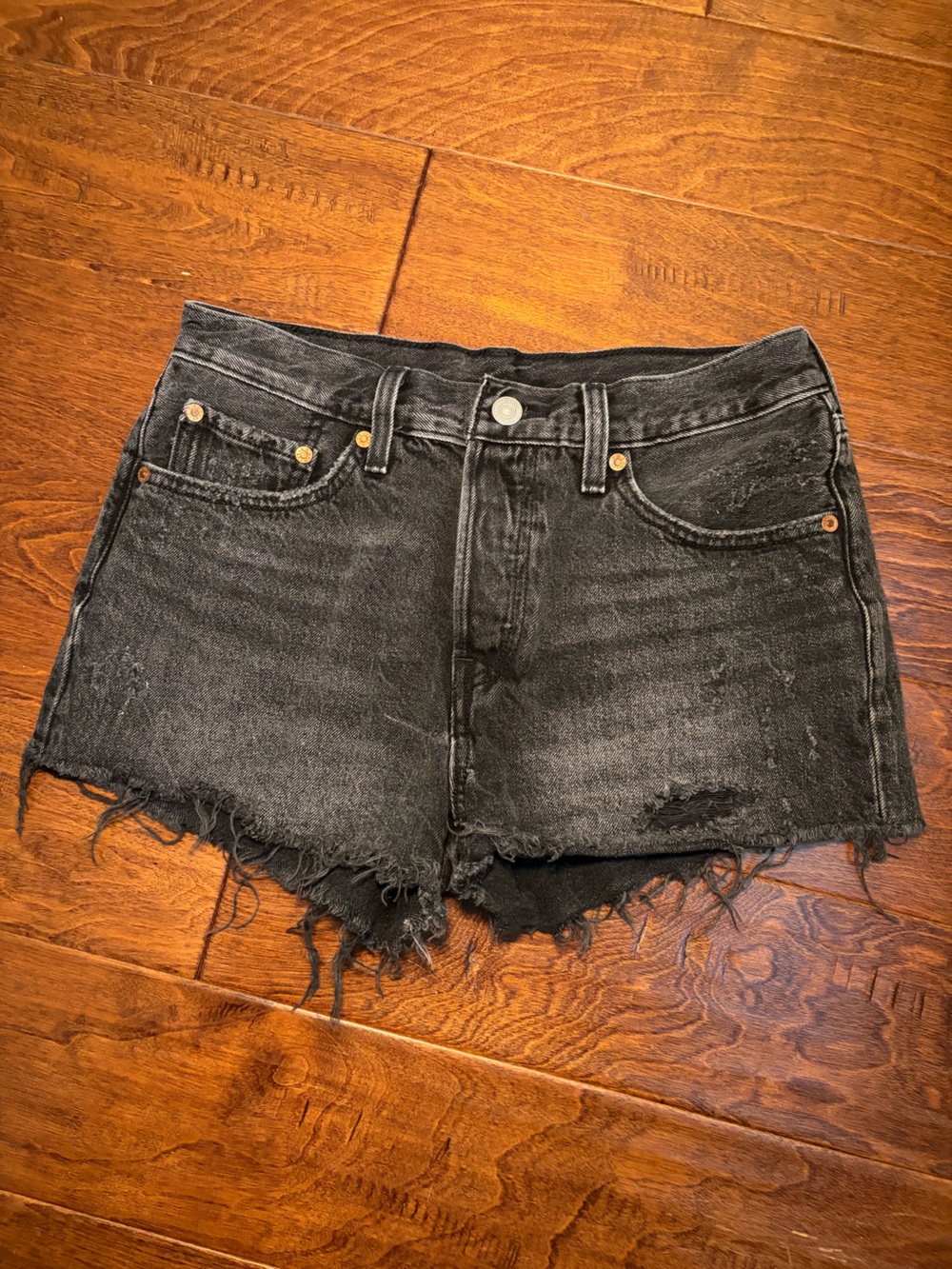 Levi’s 501 distressed denim short black